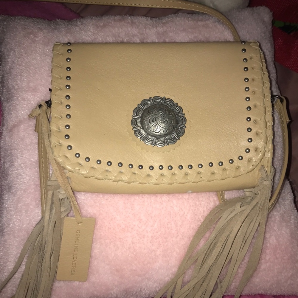 Idyllwind beige leather shoulder bag two pocket slots